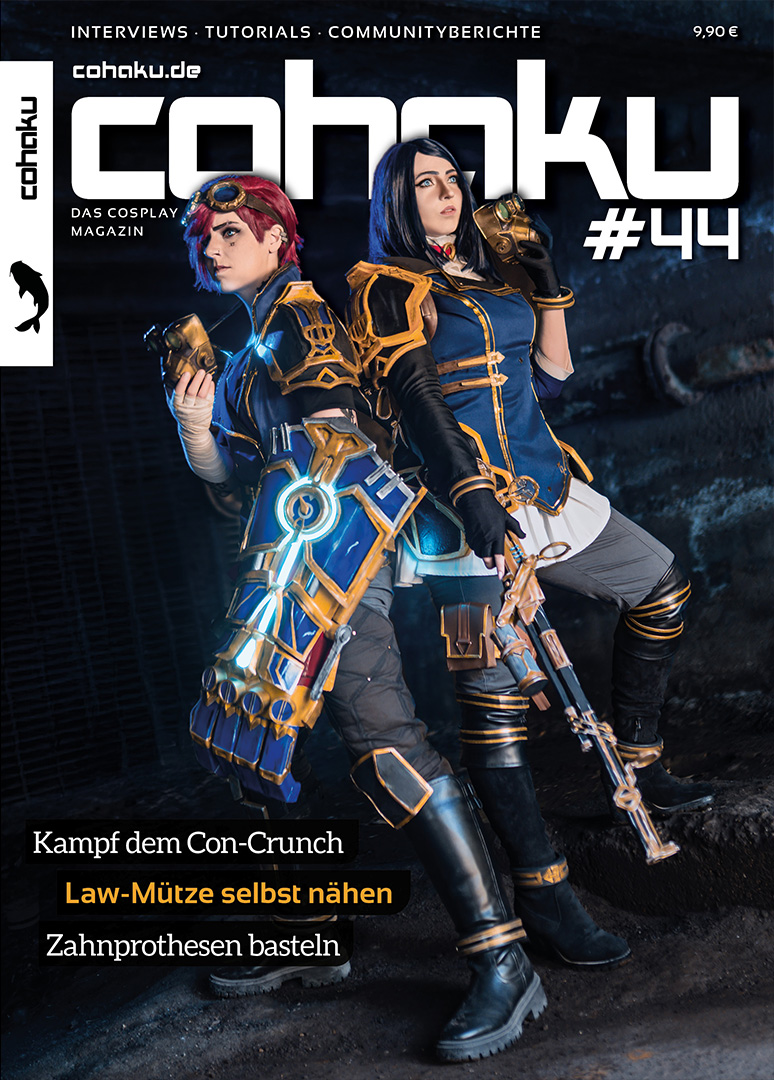 Cover des Magazins Cohaku #44: Zwei Cosplayerinnen als Vi und Caitlyn aus Arcane in detailreichen, blauen und goldenen Kostümen, fotografiert von Poppylinchen Photography. Schriftzüge heben Themen wie Con-Crunch, Law-Mütze nähen und Zahnprothesen basteln hervor.