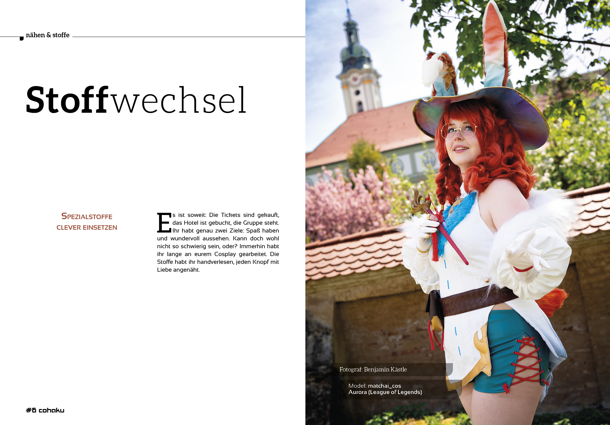 Artikelauftakt ‚Stoffwechsel – Spezialstoffe clever einsetzen‘ in Cohaku #44. Zu sehen ist Cosplayerin matchai_cos als Aurora (League of Legends) im bunten Kostüm mit Hasenohrenhut, fotografiert vor einer Kirche