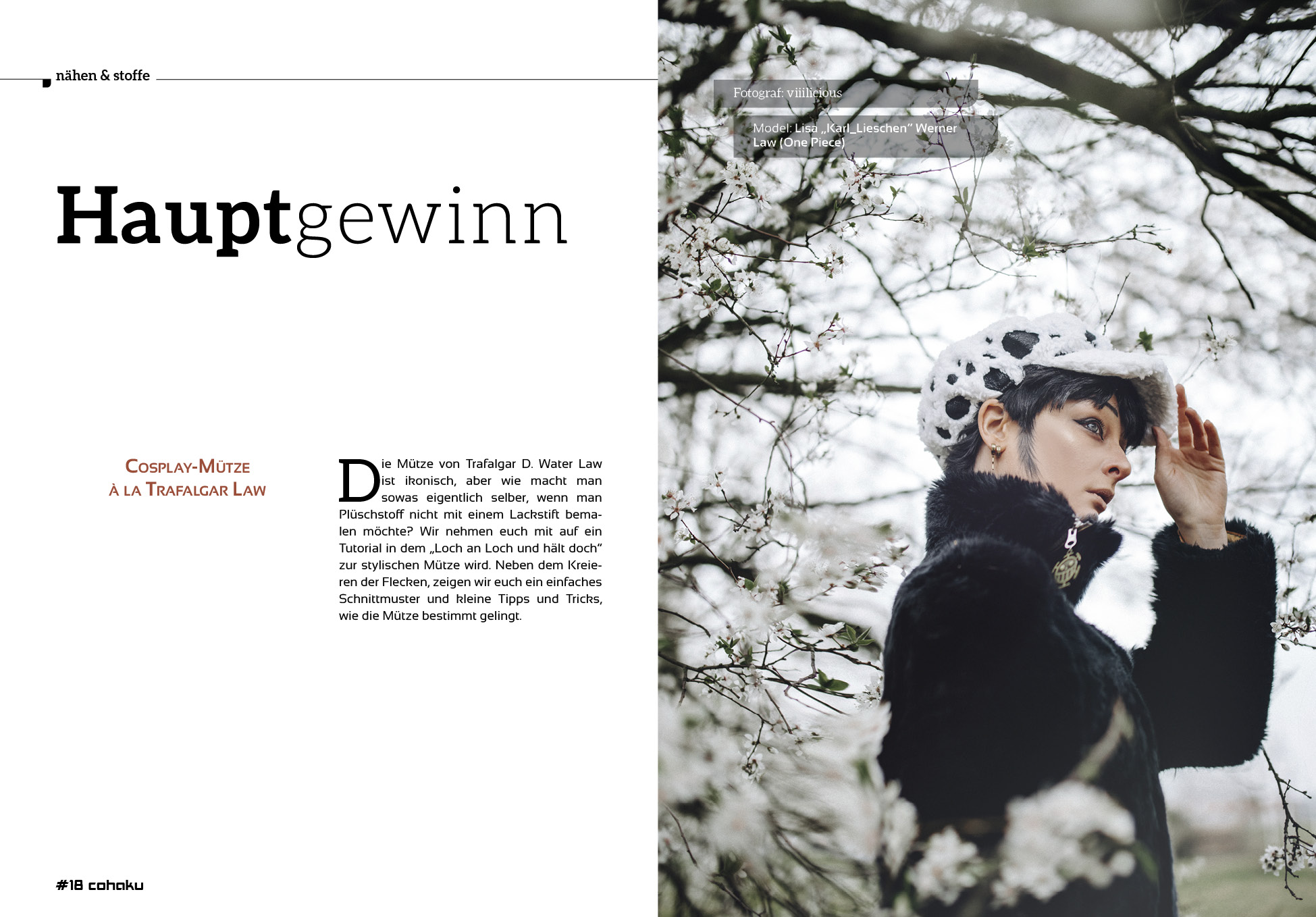 Artikelauftakt ‚Hauptgewinn – Cosplay-Mütze à la Trafalgar Law‘ in Cohaku #44. Zu sehen ist Cosplayerin Lisa ‚Karl_Lieschen‘ Werner als Trafalgar Law aus One Piece, mit selbstgenähter Mütze, fotografiert zwischen blühenden Zweigen.