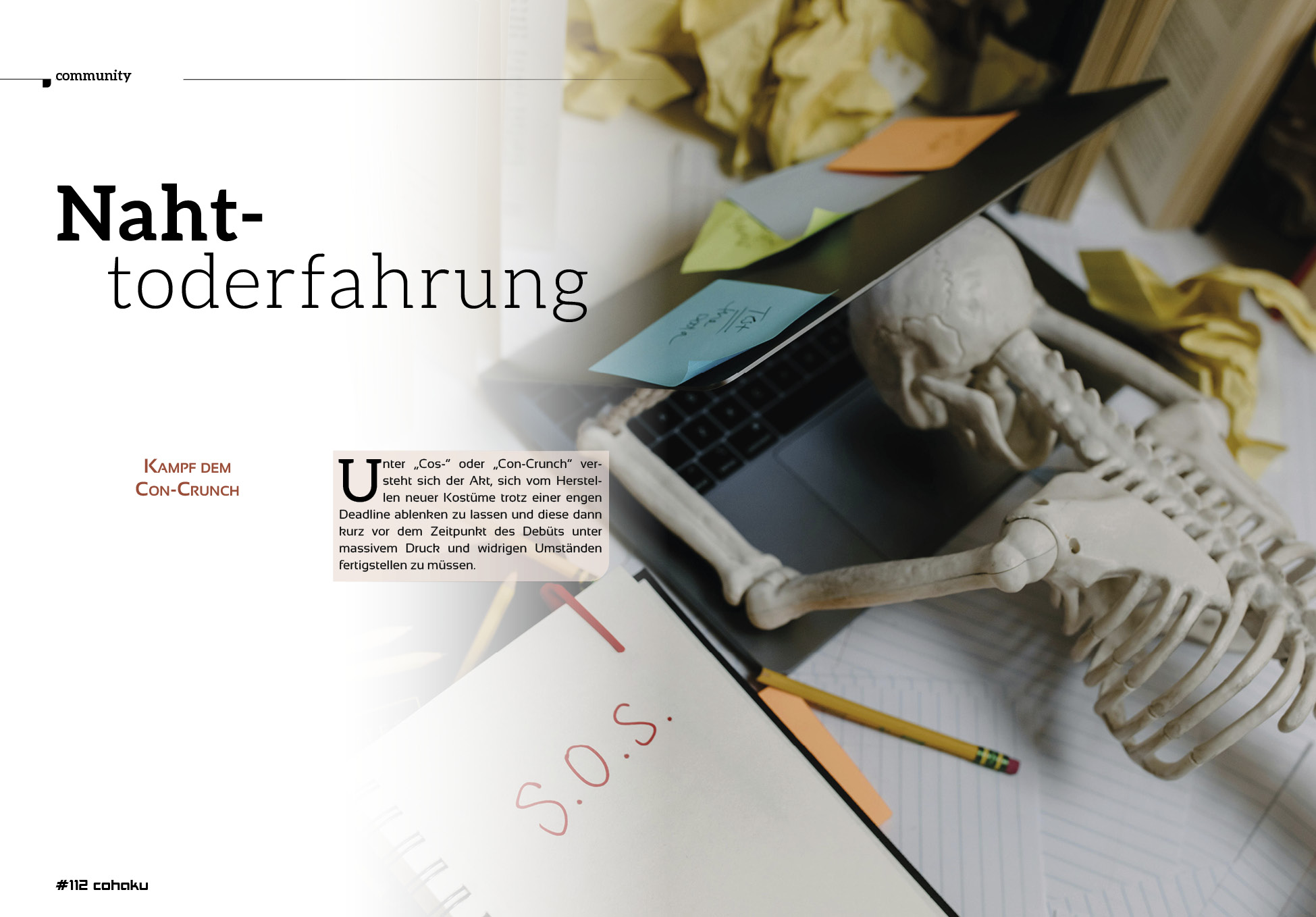 Artikelstart Nahttoderfahrung – Kampf dem Con-Crunch in Cohaku 44. Symbolfoto mit Skelett am Laptop zwischen Notizzetteln und einem Notizbuch mit SOS. Thema: Stress, Deadlines und Überlastung beim Kostüme bauen.
