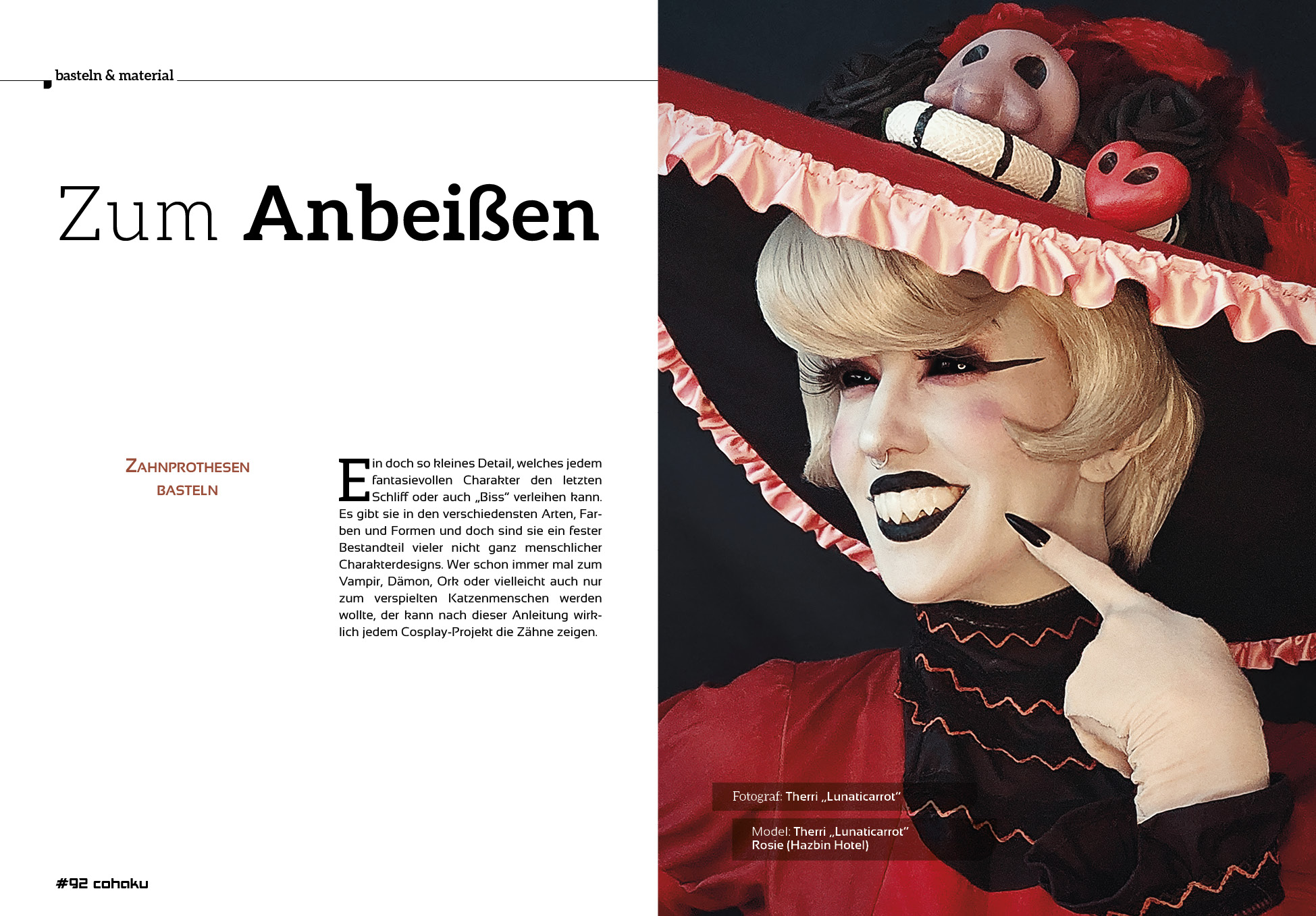 Artikel ‚Zum Anbeißen – Zahnprothesen basteln‘ in Cohaku #44. Abgebildet ist Therri ‚Lunaticarrot‘ als Rosie aus Hazbin Hotel mit auffälligen Cosplay-Zähnen und rotem Kostüm, fotografiert von Lunaticarrot.